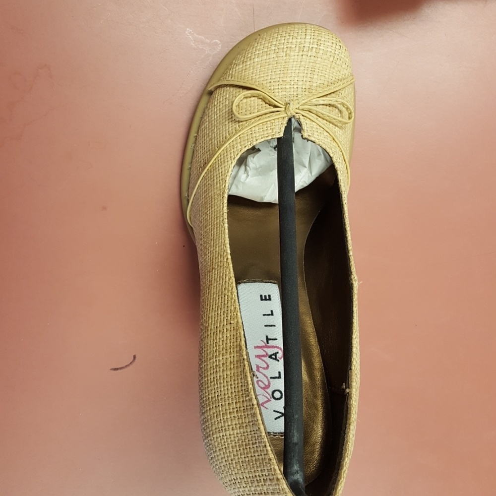 Nib approx 3 1/2 inch woven pump